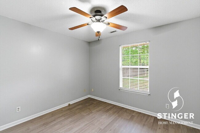 Building Photo - 12 Robin Way