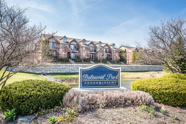 Building Photo - 120 W Oakbrook Dr