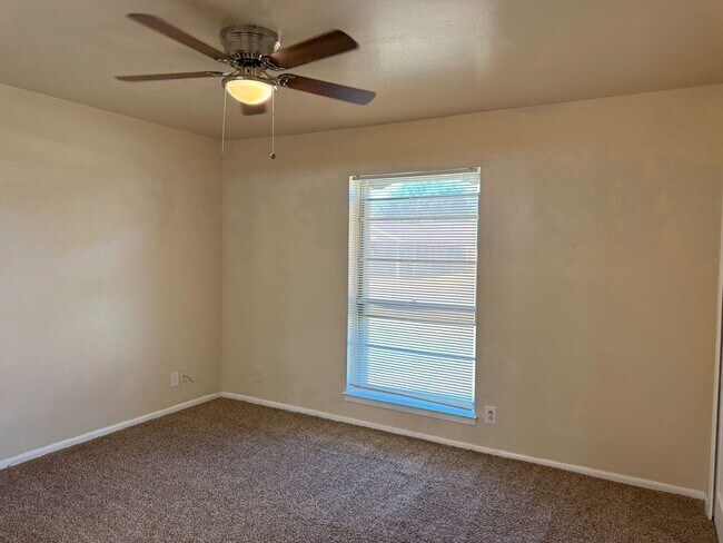 Building Photo - 225 Meadow Ln