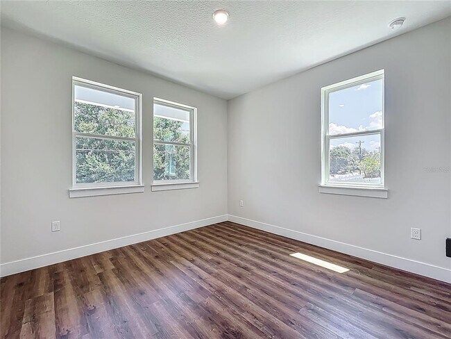 Building Photo - 591 W Osceola St
