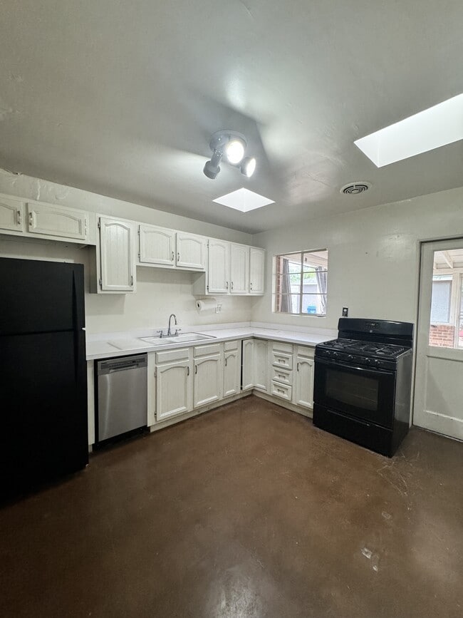 Building Photo - 6132 N 16th Dr