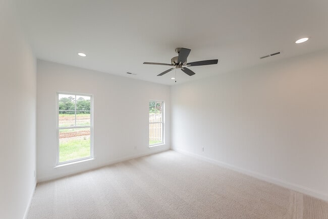 Building Photo - Modern 3-Bedroom Home in Crown Creek Village