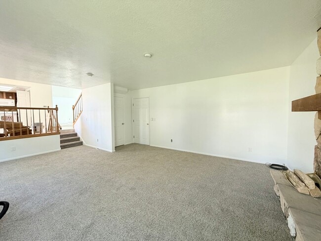 Building Photo - Newly Updated 4-Bedroom Home in Sandy!