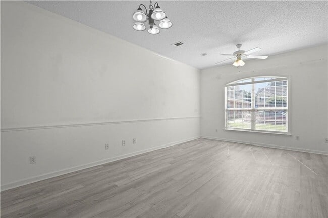 Building Photo - Spacious 3-Bedroom Townhouse in Prime Savannah Location!