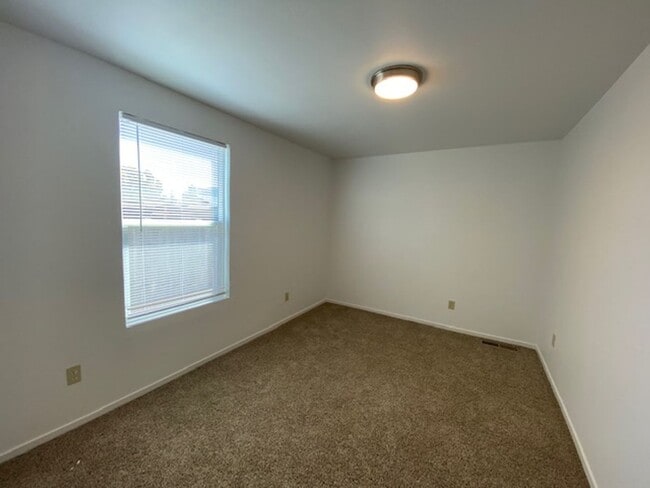 Building Photo - Spacious 3 Bed/2 Bath Duplex~ PG&E & Water Included Huge Savings!!