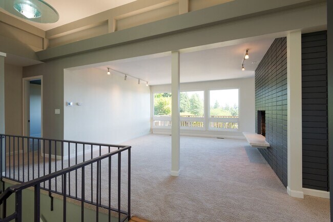 Building Photo - Exceptional Bellevue Home | Lake Sammamish Views | 5 Bed | 3 Bath | 3,380 Sq Ft