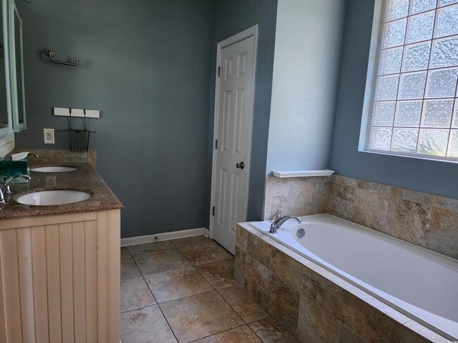 Building Photo - 2360 Clandon Dr