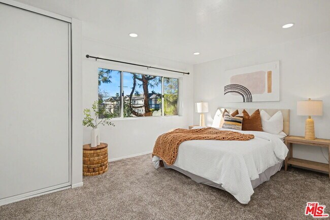 Building Photo - 14850 Hesby St