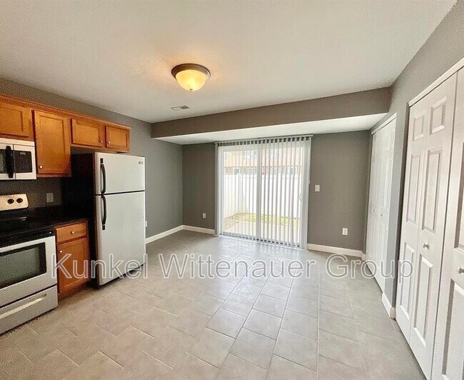 Building Photo - 700 Fountain View Dr