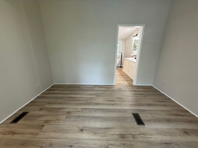 Building Photo - 901 Green Meadow Dr