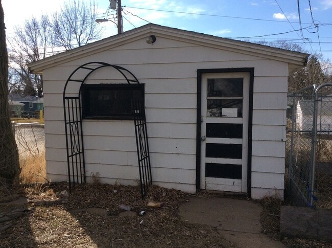 Building Photo - 3 bedroom, 2 bath Single Family house