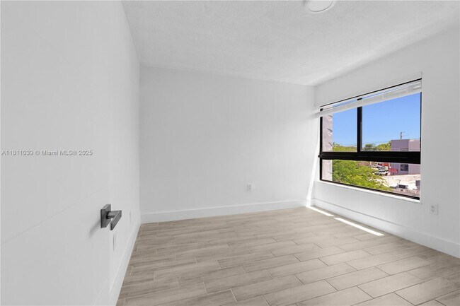 Building Photo - 810 Salzedo St