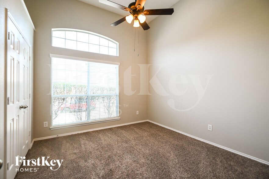 Building Photo - 824 Trailwood Dr