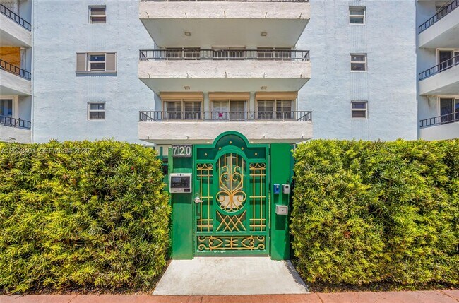 Building Photo - 720 Collins Ave