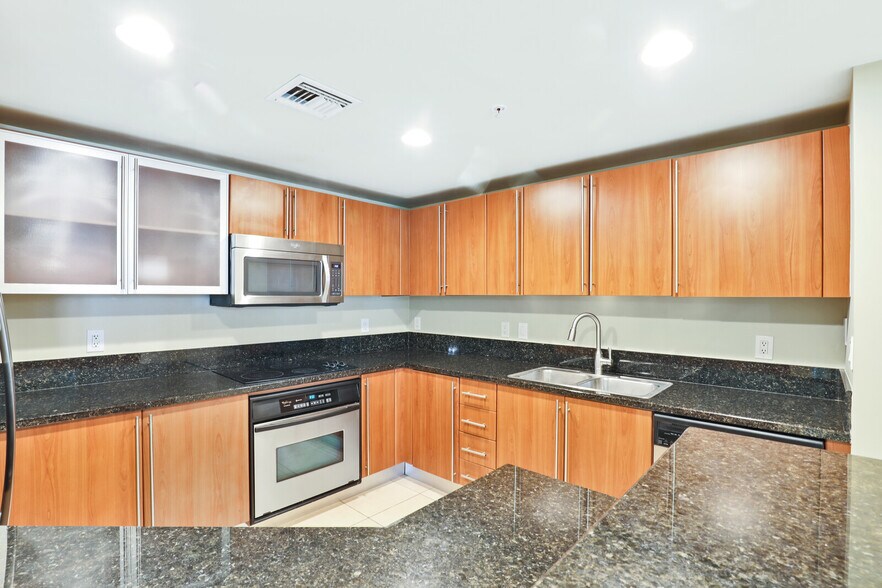 Building Photo - 610 Clematis St