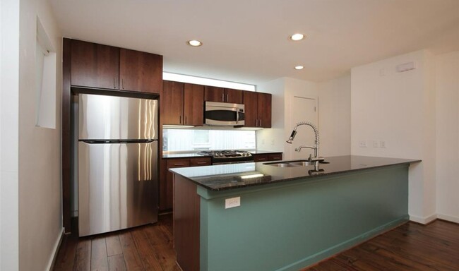 Building Photo - Modern 2/2 Townhome