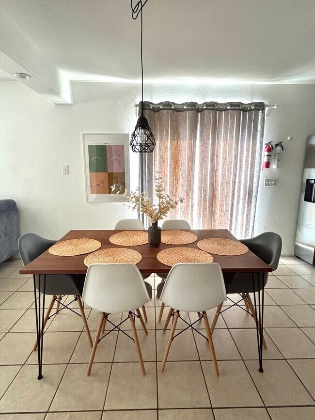 Building Photo - Furnished 3 Bedroom 2 Bathroom Home