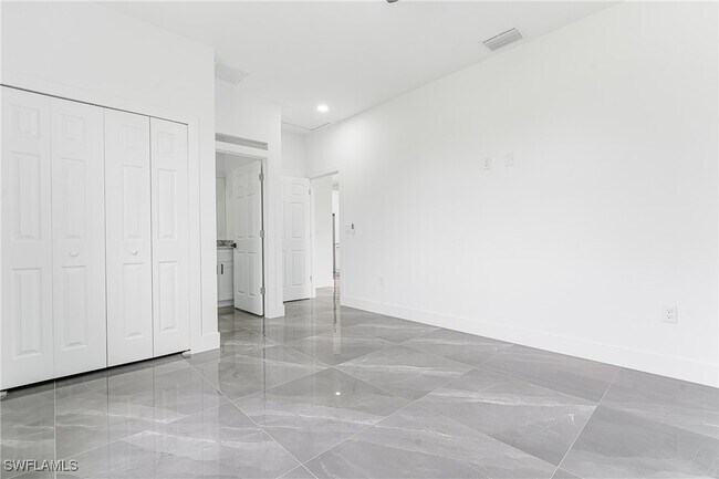 Building Photo - 922 Dobbins St E
