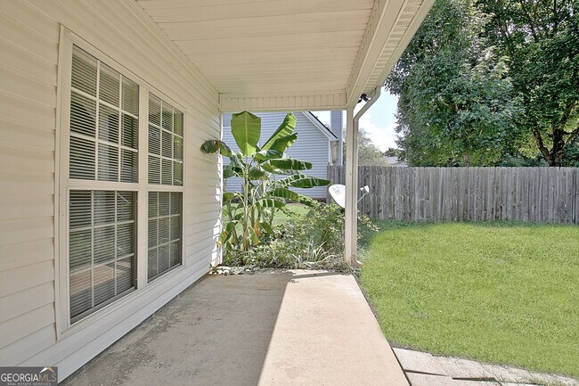 Building Photo - 77 Pine Crescent