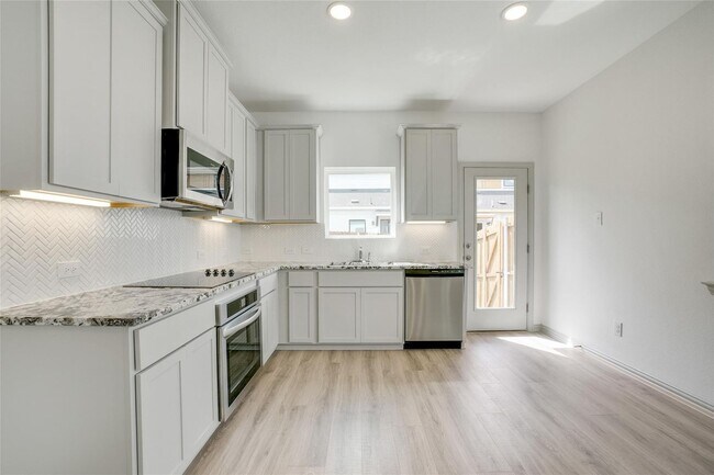 Building Photo - Luxury living in this stunning 4 bedroom, 3 bath home