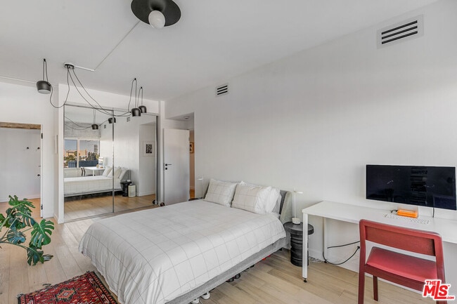 Building Photo - 7135 Hollywood Blvd