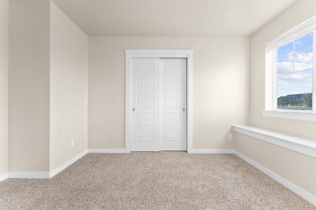 Building Photo - 5 Bedroom 2.5 Bath FOUR CAR GARAGE Eagle, ...