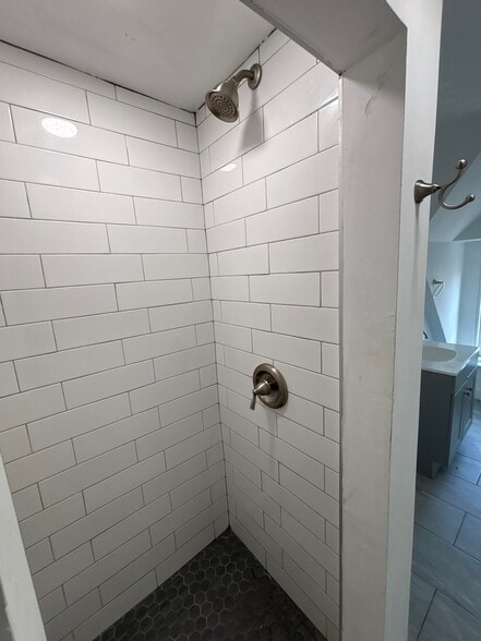 Full Bathroom 2 - 265 Orange St