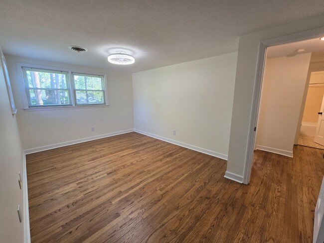 Building Photo - NEW LISTING!!!!!