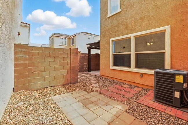 Building Photo - 2240 S Buckaroo Trail