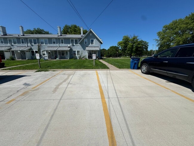 Building Photo - For Rent – Pet-Friendly 2 Bed, 1 Bath Town...