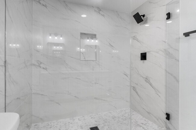 Building Photo - 219 Lakeview Dr