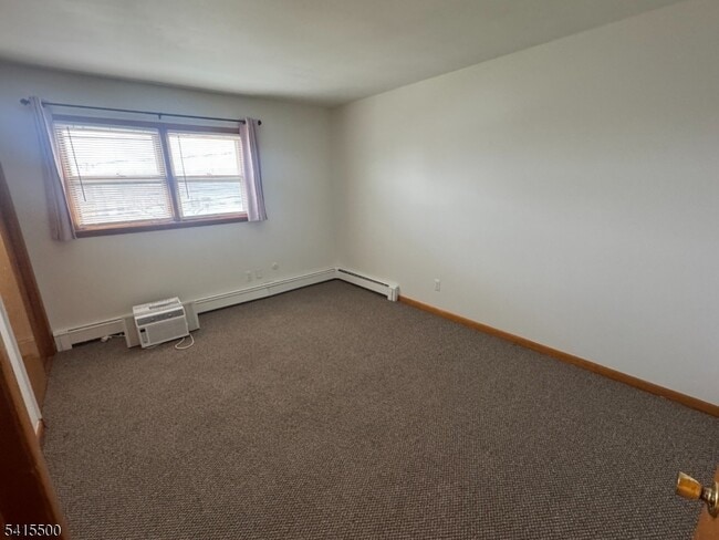 Building Photo - 83 Maple Ave