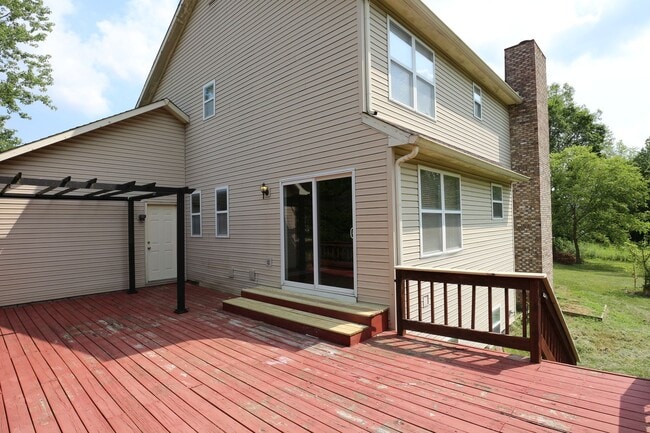 Building Photo - Large 5 Bedroom Westfield Home!