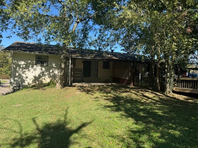 Building Photo - 9019 Meadowlawn Dr