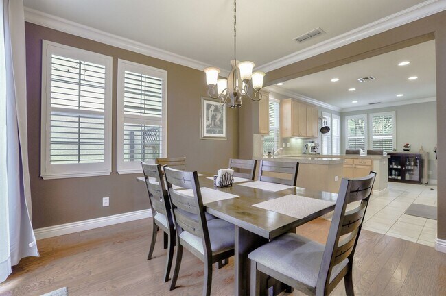 Building Photo - UPGRADED HOME WITH POPULAR FLOOR PLAN ELEG...