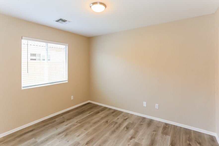 Building Photo - 15316 W Laurel Ln