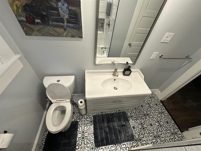 Building Photo - 3210 Hampton Rd