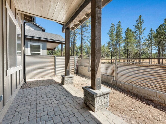 Building Photo - Gorgeous Flagstaff Property