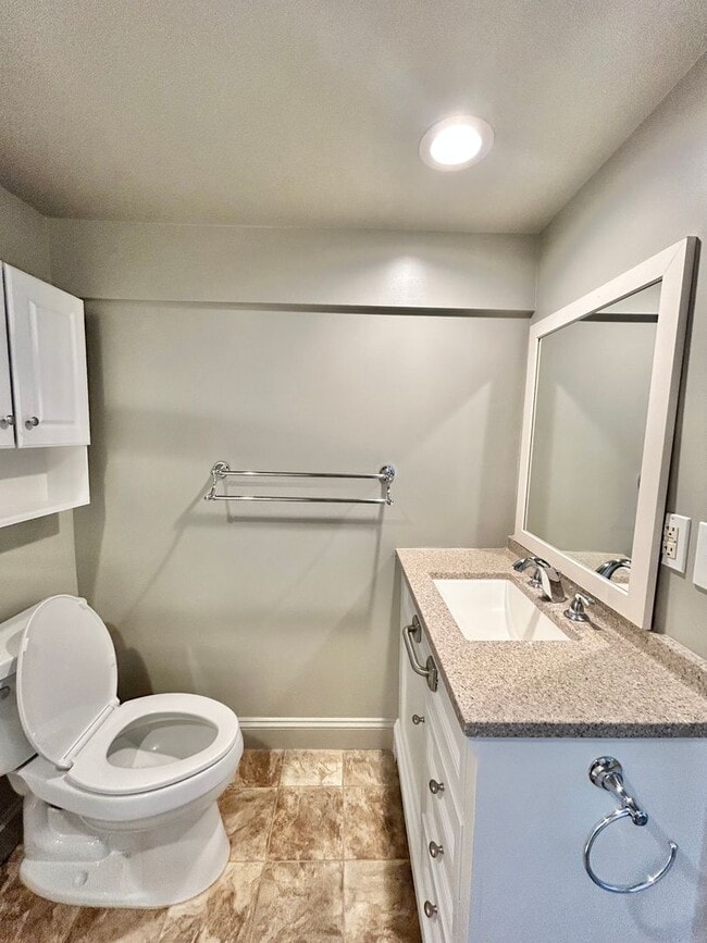 Building Photo - Two Bed, One Bath House