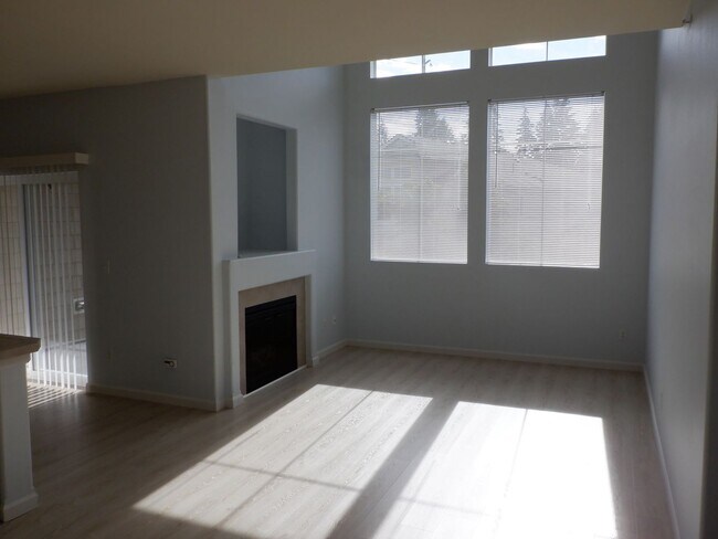Building Photo - 2075 Simmons St