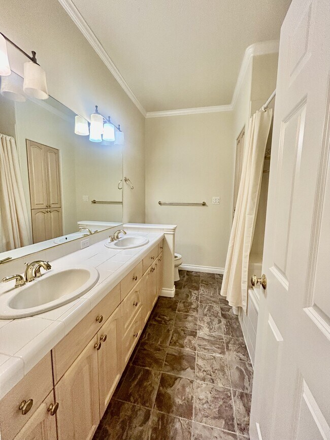 Building Photo - 560 E Maberry Dr
