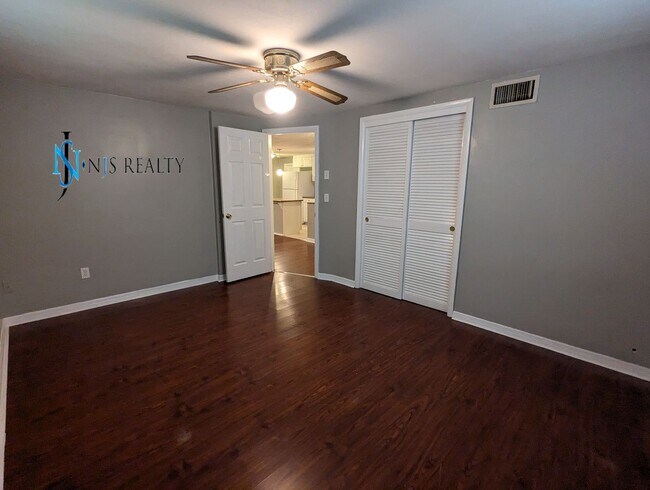 Building Photo - Beautiful, open floorplan 3/2/1 1100 Sq. F...