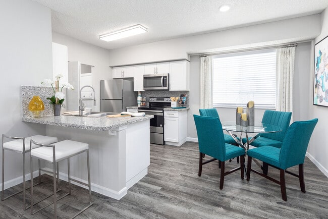 Interior Photo - Nova Central