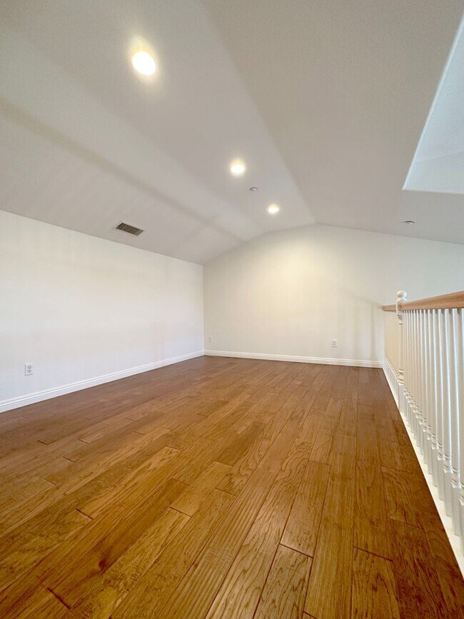 Building Photo - 2 BEDROOM 2.5 BATHROOM WITH LOFT HOME IN HIGHLY DESIRED BERKSHIRE TRACK