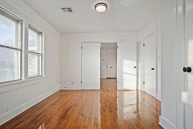 Building Photo - 1524 NE 8th St