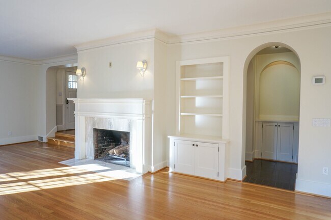 Building Photo - Dream Home in the Southwest Hills! Your Pa...