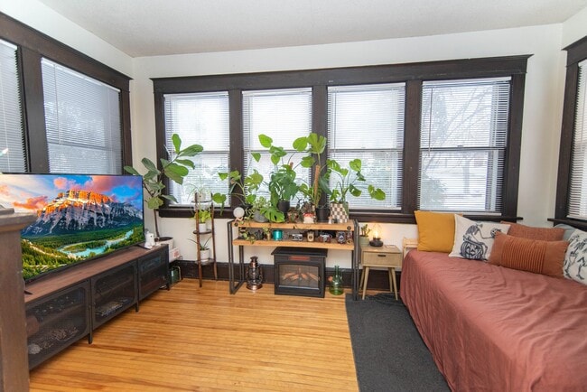 Building Photo - 419 W Franklin Ave