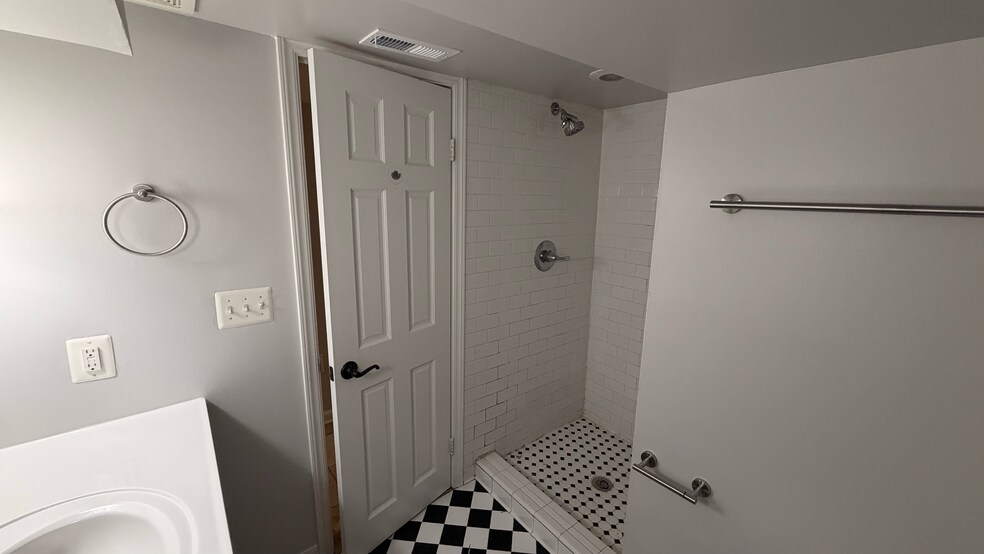 Building Photo - 1342 Park Rd NW