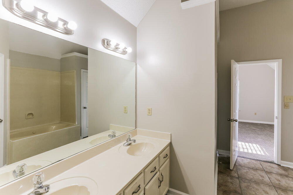 Building Photo - 6688 Ross Manor Dr