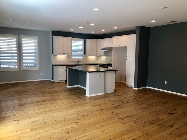 Building Photo - Beautiful East Ventura Home- Enclave Community